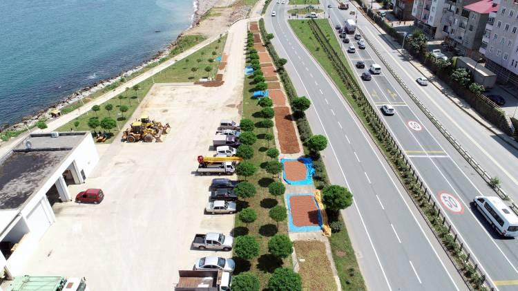 <p><strong>‘TARIMSAL UYGULAMALARI ÇOK DİKKATLİ VE ZAMANINDA YAPMALIYIZ’</strong></p>

<p><br />
<br />
Tarımsal uygulamaların çok dikkatli ve zamanında yapılması gerektiğini de söyleyen Arslantürk, “İklime bağlı bazı şeyleri müdahale edemediğimizden dolayı zamanında uygulanacak tarımsal uygulamaları o zamanlamaları çok dikkatli yapmamız gerekiyor. Yani üreticiyi o yönde uyarıyoruz. Sezon öncesi aşırı yağmurlar gördük, şimdi aşırı sıcaklar görüyoruz. Bunlar sürekli ürüne zarar veriyor maalesef. Zararlılarla bir şekilde kimyasal ve biyolojik mücadeleyi yapabilirsiniz fakat diğer gelişimle alakalı mücadele yapmanız oldukça güçleşiyor” diye konuştu. </p>
