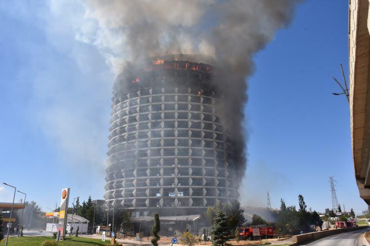 <p>Gaziantep'te 17 katlı atıl otelde çıkan yangın, itfaiyenin 2 saatlik çalışmasıyla kontrol altına alındı.</p>
