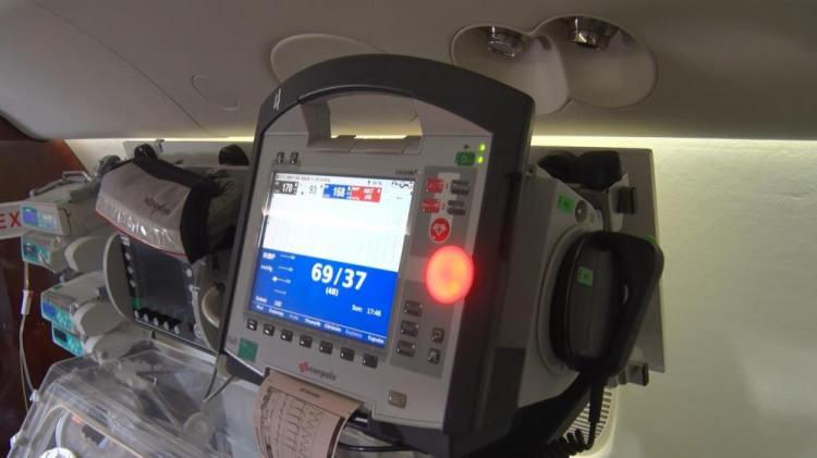 <p>Uçak ve helikopter ambulansların sağlık hizmeti sunumunda çok önemli bir yere sahip olduğuna vurgu yapan Gök, “En son 6 Şubat depreminde gördük ki altyapının kısıtlı duruma geçtiğinde, hasar gördüğünde özellikle helikopter ambulans hasta transferinde olağanüstü bir şekilde görev yapmıştır. Akabinde hastanelerin hasar gördüğü, altyapının büyük oranda zarar gördüğü illerimizde uçak ambulansla yoğun bakım ihtiyacı olan ve travma merkezine nakli gerçekleşmesi gereken hastalarımızın, yaralılarımızın naklinde olağanüstü bir şekilde hava araçları görev yapmıştır.</p>
