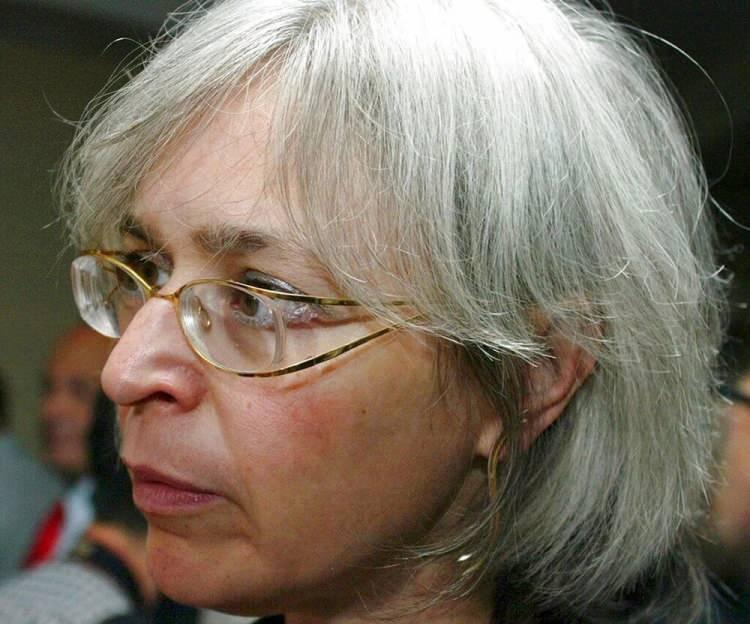 <p>İnsan hakları ihlallerini haber yapan gazeteci Anna Politkovskaya, 2006'da Moskova'daki dairesinin önünde vurularak öldürüldü. Rus gazeteci "Putin'in Rusyası" adlı kitabında Putin'i ülkesini polis devletine dönüştürmekle suçlamıştı.</p>
