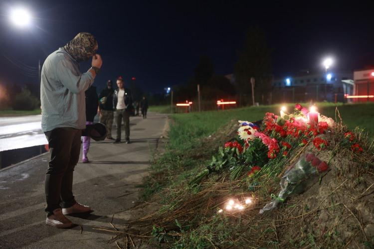 <p>Rusya'nın Saint Petersburg kentinde bulunan Wagner merkezi önünde vatandaşlar, Tver'de düşen uçakta hayatını kaybeden Wagner'in kurucusu Yevgeniy Prigojin ve 10 kişinin anısına mum yaktı, çiçek bıraktı.</p>
