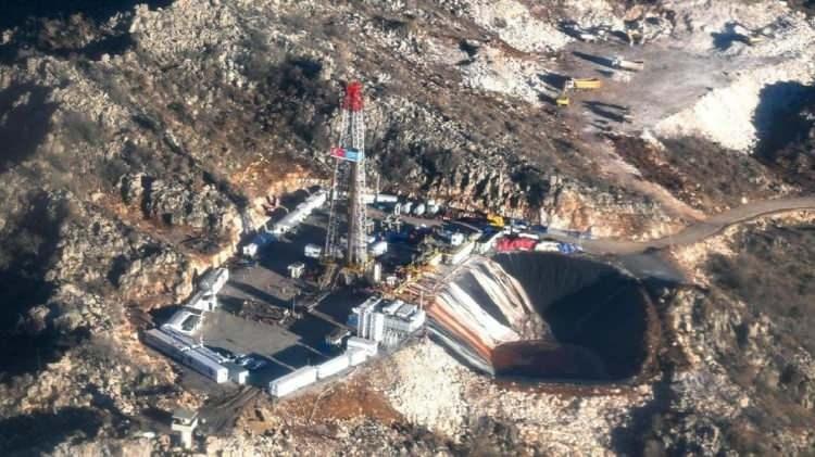 <p>134 YIL ÖNCE 65 PETROL NOKTASI BELİRLENDİ</p>

<p> </p>

<p>II. Abdülhamit'in hazırladığı petrol haritası ile ilgili bilgi veren Şırnak Üniversitesi Maden Mühendisi Doç. Dr. Öykü Bilgin, "Osmanlı İmparatorluğu'nun 34'üncü padişahı II. Abdülhamit tarafından o zamanlar 1889 yılında Akdeniz'de petrol gazı bulunduğu tespit edildikten sonra, II. Abdülhamit tekrar yeni çalışmalar başlatmış ve bu çalışmalar da yabancı ve Türk mühendisler görev almıştır.</p>
