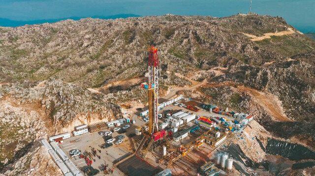 <p><span style="color:rgb(178, 34, 34)"><strong>"BÖLGEDEN ÇIKAN PETROL, DÜNYA KALİTESİNİN ÜSTÜNDE"</strong></span></p>
<p><strong>"Türkiye Petrolleri Anonim Ortaklığı bizim ülkemizde bu rezervler ile ilgili çalışmaları halen yapmaktadır</strong>" diyen Bilgin, "Şırnak Bölgesi, Cudi-Gabar Dağı'nda çıkan petrolümüz, 41API gravitesinde ve yüksek kaliteli bir petroldür. Dünyada çıkarılan petroller 27 ile 35 API gravite değerindedir. Bu göz önüne alındığında iyi ve yüksek kaliteli bir petrol olduğunu görebiliyoruz</p>
