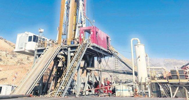<p>Cudi-Gabar Dağı'nda çıkarılan petrolümüz, 2 bin 600 metre ile 2 bin 700 metre sondajlarında çıkarılmıştır. Şırnak'ın pek çok çevresinde ve bu bölgede pek çok petrol rezervlerinin olabileceğini düşünüyorum. Bu rezervlerin de derin bir sondajlar ile tespit edilebileceği kanısındayım" diye konuştu.</p>
