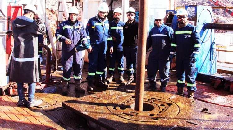 <p>Şırnak'taki petrol ile birlikte de bu oran yüzden 10'dan yüzde 20-25'lere çıkacaktır. Bunun katma değerini düşünürsek eğer, 8 milyon dolar civarında bir günlük getirisi ülkemize ekonomisine gelecektir" şeklinde konuştu.</p>
