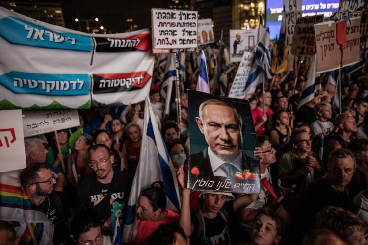 <p>İsrail'de Başbakan Binyamin Netanyahu öncülüğündeki koalisyon hükümetinin yargı düzenlemesi ve aşırı sağcı politikalarına karşı protestolar sürüyor.</p>
