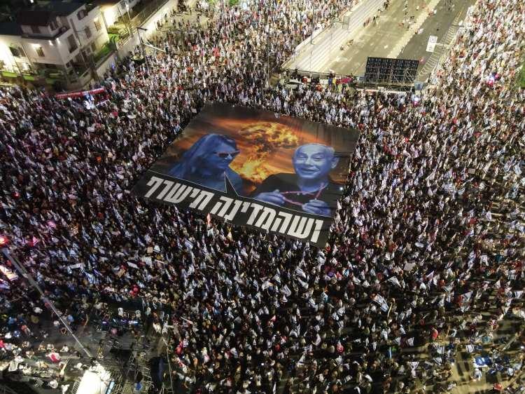 <p>Her hafta olduğu gibi en yoğun katılımlı gösteriye ev sahipliği yapan Tel Aviv'de protestocular, Kaplan Caddesi'nde toplandı.</p>
