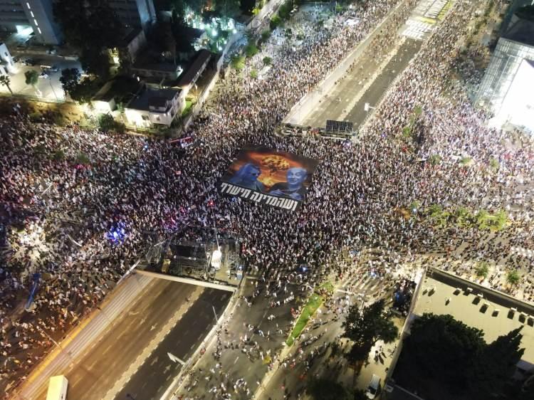 <p>Protestocular, Netanyahu ve eşi Sara Netanyahu'yu kınayan dövizler taşıdı.</p>
