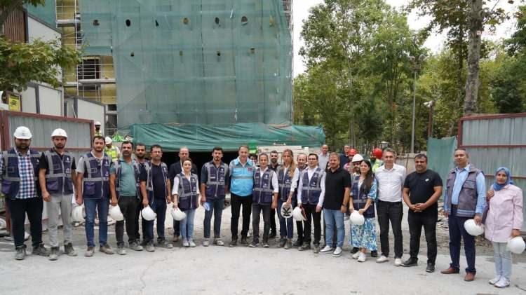 <p><span style="color:rgb(128, 0, 0)"><strong>Beylikdüzü'nde deprem riskli binaların neredeyse tamamı yıkıldı</strong></span><br />
<br />
Beylikdüzü'nde riskli olduğu tespit edilen <strong>1073</strong> <strong>binadan 1012'si yıkılırken</strong>, <strong>61'i için resmi işlemler sürüyor.</strong></p>