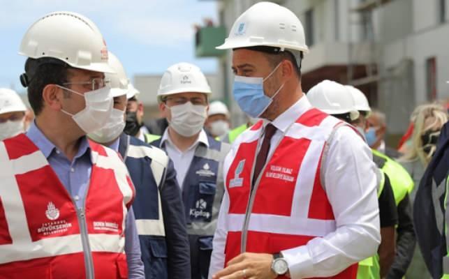 <p><span style="color:#800000"><strong>Silivri'de riskli 408 bina yıkılırken, 59 binaya ilişkin mahkeme süreci devam ediyor</strong></span><br />
<br />
Silivri'deki <strong>51 bin 96 binadan 24 bin 904'ü</strong> 2000 yılı öncesi, 26 bin 192'si ise sonrası yapılardan oluşuyor.</p>
<p>İlçede riskli olduğu tespit edilen <strong>467 yapıdan 408'i yıkılırken</strong>, 59 binaya ilişkin riskli yapı tespiti, mahkeme ve tebligat sürecine ilişkin iş ve işlemler devam ediyor.</p>