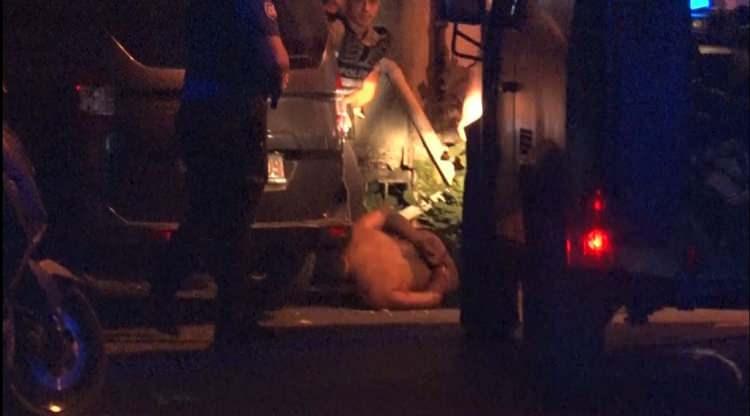 <p>Kağıthane ilçesinde uyuşturucu ticareti yapıldığı tespit edilen eve polis ekipleri baskın düzenledi</p>