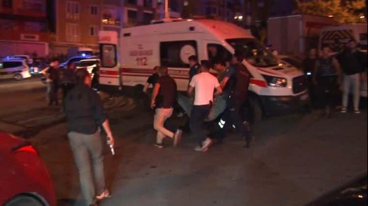 <p>Açılan ateş sonucu polis memurları Hakan Telli ve A.Y.Ç. göğsünden vurularak ağır şekilde yaralandı. </p>