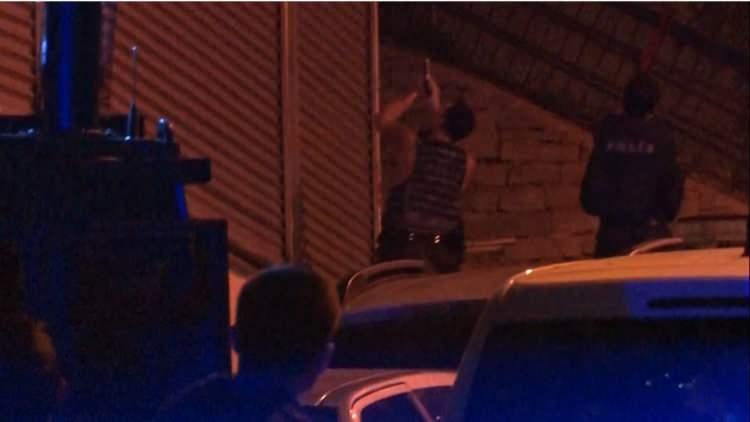 <p>Polise ateş açan O.A. (27), A.A. (19), K.T. (22), G.D. (19) isimli saldırganlar ise gözaltına alındı.</p>
