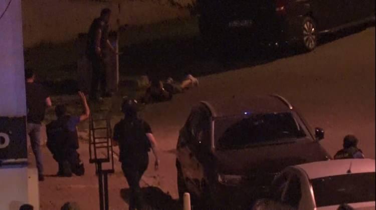 <p>Olay yerine gelen Özel Harekat Şube Müdürlüğü, Terörle Mücadele (TEM) Operasyon Timi, Çevik Kuvvet, Asayiş Ekibi ve Gece Kartalları yönlendirildi.</p>