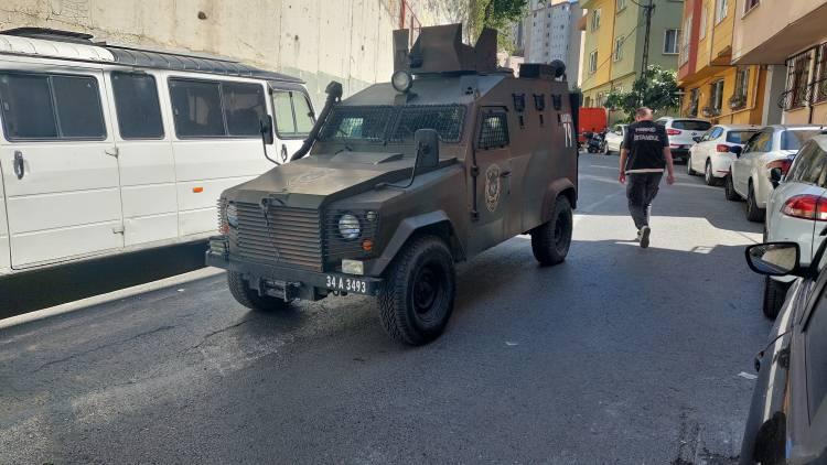 <p>Yapılan incelemelerde zehir taciri eşkıyaların PKK bağlantılı oldukları tespit edildi. Çatışmada öldürülen Diyar Anacur'un ortaya çıkan fotoğraflarında PKK terör örgütünün simgelerini taşıdığı görüldü.</p>