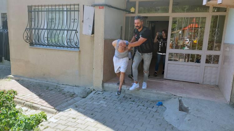 <p><span style="color:rgb(178, 34, 34)"><strong>PKK BAĞLANTILI ÇIKTILAR</strong></span></p>
<p>Gözaltına alınan saldırganlardan birinin yaralı olarak ele geçirildiği öğrenildi. Olay yeri inceleme ekiplerinin çalışmasından sonra saldırganın cesedi Bahçelievler'deki Adli Tıp Kurumu morguna kaldırıldı. Diğer 4 saldırganın emniyetteki sorguları ise devam ediyor.</p>