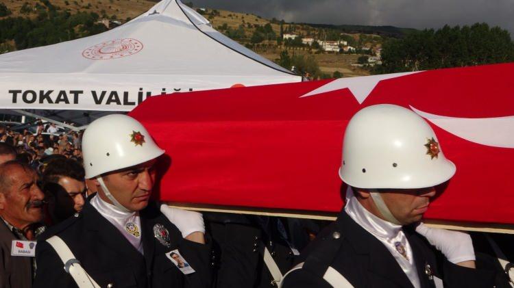 <p><span style="color:#800000"><strong>1 POLİSİMİZ ŞEHİT OLDU DİĞERİ AĞIR YARALI</strong></span><br />
<br />
Baskında yaralanan 2 polis memuru ambulanslarla Okmeydanı Profesör Doktor Cemil Taşçıoğlu Şehir Hastanesi ve Sarıyer'deki Şişli Hamidiye Etfal Eğitim ve Araştırma Hastanelerine kaldırıldı.</p>
