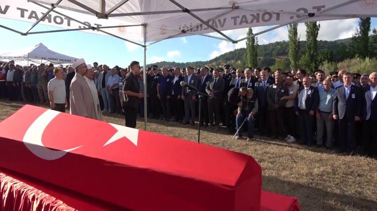 <p> Hastaneye kaldırılan polis memurlarında Hakan Telli, yapılan tüm müdahalelere rağmen şehit oldu. Diğer memurun ise durumunun ağır olduğu öğrenildi.</p>
