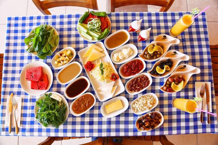 <p><strong>Sağlıklı beslenme için en önemli olan öğün kahvaltıdır. metabolizmayı hızlandırmakta kahvaltı büyük önem taşır. fakat sabahları yanlış yenen besinler, kahvaltının sağlıksız olmasına yol açabilir. Ancak öyle kahvaltı sofraları var ki bağırsakların iflas olmasına neden oluyor. İşte uzmanlar tarafından açıklanan kahvaltıda uzak durulması gereken besinler...</strong></p>

