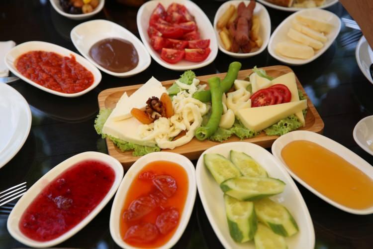 <p>Şekerli yiyecek ve içecekler kahvaltıların vazgeçilmesi olarak görülebilir. </p>
<p> </p>
