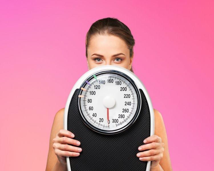 <p>Zayıflamak için birçok yolu deneyip pes eden birçok insanın yaptığı en büyük hata vücuduna uygun diyeti yapmamaktır. Uzmanlar sağlıklı bir şekilde kilo vermek için mutlaka bir diyetisyen kontrolünden geçmenin önemini vurguluyor. Bu yüzden zayıflamak ve sağlıklı bir bedene kavuşmak için vücut yapınıza uygun bir diyet programına başlamanız gerekiyor. </p>
