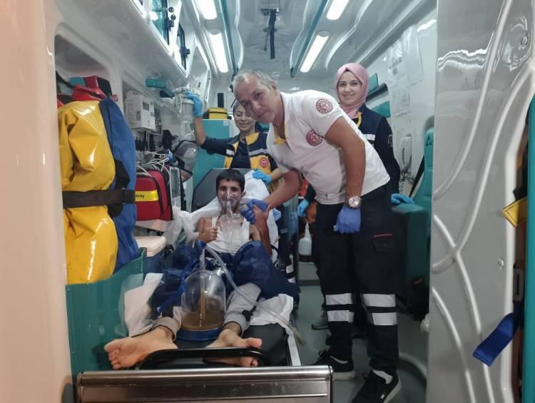 <p>1 ay önce sevkimi verdiler ve Diyarbakır’a geldik. 20 gün önce ameliyat oldum. Daha iyi bir yoğun bakım tedavisi almak için Ankara’ya gidiyorum. Uçak ambulansıyla daha hızlı olmak için devlet bana bu hizmeti sundu. Kara yoluyla gitseydim daha hızlı olmazdı. Bunun için devlete teşekkür ederim” açıklamalarında bulundu.</p>