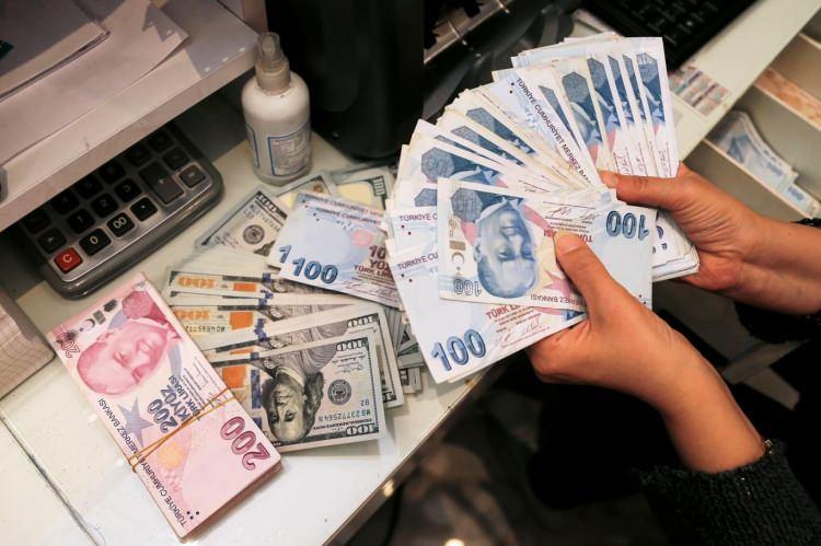 <p>Kısmi uzlaşmayla 11 hizmet kolunda imza attıklarını belirten Işıkhan, kararın tüm kamu görevlilerine, ailelerine ve emeklilerine hayırlı olması temennisinde bulundu.</p>