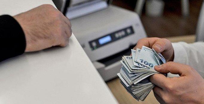 <p> Tüm bunların yanında hizmet kolları alanında büyük bir uzlaşma sağlandı. Bakan Işıkhan'dan Ocak 2024 için memur ve emekli maaşı zammı için açıklama geldi.</p>