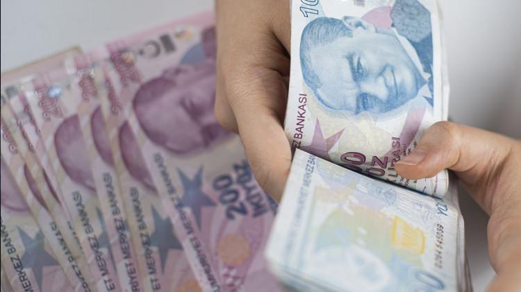 <p><strong>HESAPLANAN OCAK ZAMMI İLE YENİ MEMUR MAAŞLARI</strong></p>

<p>Ekonomistlerin 6 aylık enflasyon beklentisi ve 15'lik toplu s&ouml;zleşme zam teklifine g&ouml;re yeni memur ve memur emeklisinin maaşlarını hesapladık:</p>
