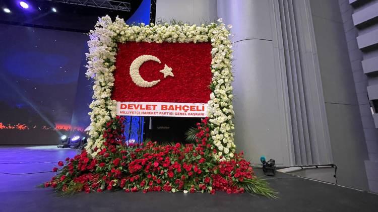 <p>Cumhurbaşkanı  Erdoğan'ın konuşma yaptığı salonda MHP Genel Başkanı Devlet Bahçeli'nin gönderdiği çiçek aranjmanı ise ilgi odağı oldu.</p>

<p> </p>
