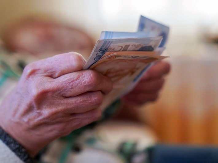 <p><strong>HAKEM HEYETİ KARARINI 31 AĞUSTOS'A KADAR VERECEK</strong></p>
<p>Yüksek yargı mensubu, bürokrat, sendikacı ve akademisyenlerden oluşan 11 kişilik Kamu Görevlileri Hakem Heyeti, toplu sözleşmeye dair nihai kararını 31 Ağustos'a kadar verecek. Heyetin vereceği karara hiçbir şekilde itiraz edilemiyor ve yargıya taşınamıyor. </p>