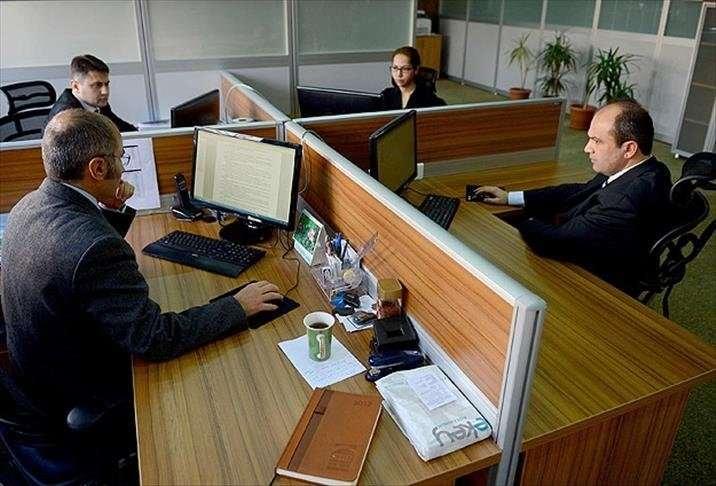 <p><strong>MEMURLARA HAC İZNİ</strong></p>

<p>Diyanet İşleri Başkanlığı'nca yapılan hac kurası sonucu hacca gitmeye hak kazandığı halde kullanabileceği yasal izni kalmayan kamu g&ouml;revlileri hac s&uuml;resince &uuml;cretsiz izinli sayılacak. Aile yardımından yararlanılabilecek eş ve &ccedil;ocuk durumunda meydana gelen değişiklikleri daha sonraki tarihlerde bildiren personele 1 Ekim 2023 &ouml;ncesine taşmaması kaydıyla, anılan bildirime dayanılarak aile yardımı &ouml;deneğinden yararlanabileceği tarihten &ouml;nceki &uuml;&ccedil; aya kadar olan d&ouml;nem i&ccedil;in de &ouml;denek verilecek.</p>
