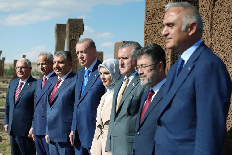 <p>Cumhurbaşkanı Recep Tayyip Erdoğan, Ahlat'taki Selçuklu mezarlığını ziyaret etti. Cumhurbaşkanı Erdoğan'a, MHP Genel Başkanı Devlet Bahçeli de eşlik etti.</p>
