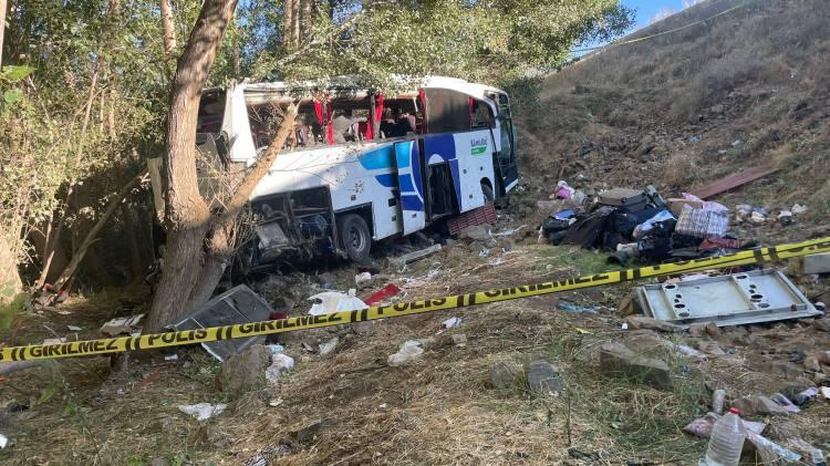 <p>Güvenli Sürüş Uzmanı Mert İntepe, "Otobüslerde zorunlu olan emniyet kemeri kullanımı, neredeyse tüm kaza sebeplerinde ölümleri yüzde 60 önlemektedir. Yaşanan bu kazada da yolcular kemer takmış olsaydı böyle bir can kaybı yaşanmazdı. Firmalar kemer kontrolü yapmıyor" dedi.</p>