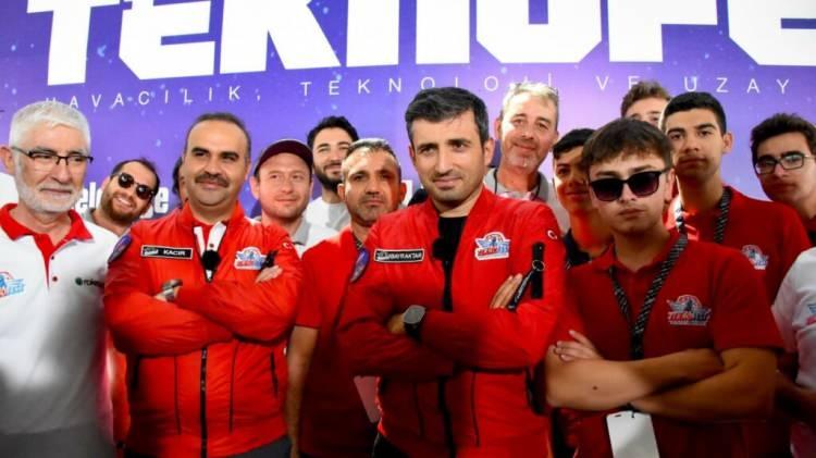 <p><strong>TEKNOFEST, Tuz Gölü'nün ortasında, neredeyse hiçliğin ortasında diyebileceğimiz yerde nasıl roketler fırlıyorsa, gençler hayallerimizi yeşertiyorsa, umutlarımızı çoğaltıyorsa aynen o şekilde ilk yılıyla başladı ve büyük bir volkan patlaması gibi bugünlere geldi." </strong>diye</p>
