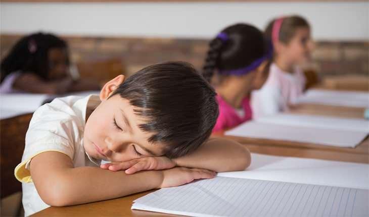 <p><span style="color:#008080"><strong>Uykusunu alamayan çocuklar okulda derslerine konsantre olamayacak ve bu durumda ders notlarında etkisini gösterecektir.</strong></span></p>
