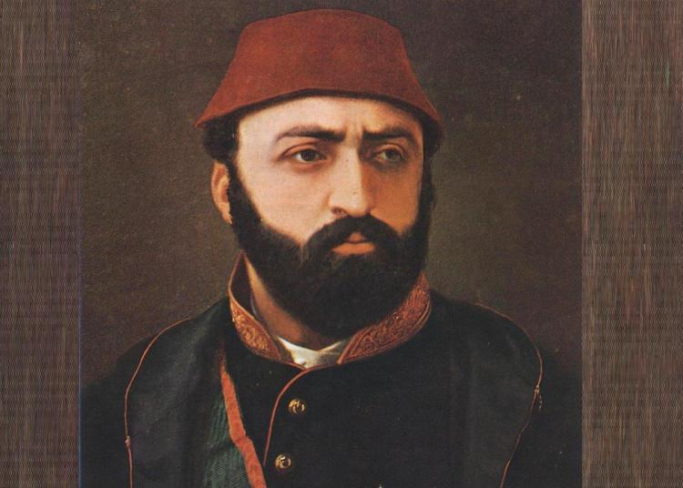<p><strong>İmparatoriçe Eugenie, ziyarete gelen Abdülaziz'e bir yemek yaptırır. Aşçısına közlenmiş patlıcanlı ve beşamel soslu üzerine de et dökmesini ister. </strong></p>