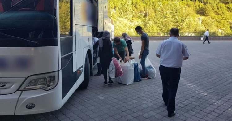 <p>"Muavinse hakaret eden, saygısızca konuşan karşı taraftakiler olmasına rağmen sürekli olarak sesini kes diye bağırarak karşı tarafa bir kelime dahi etmedi. Burada otobüs yolculuğu sırasında benim namaz kılmak için çok az da olsa aracı bekletmiş olmam tartışılabilir bir konu olabilir evet. Farklı düşünceler olabilir bunu kabul ederim. Ancak otobüsteki yolcular ve muavin tarafından hakarete maruz kalmama rağmen benim susturulmaya çalışılmam ve muavinin bu hakaretleri destekler vaziyette haklısınız gibi ifadeler kullanmasını kabul etmiyorum."</p>