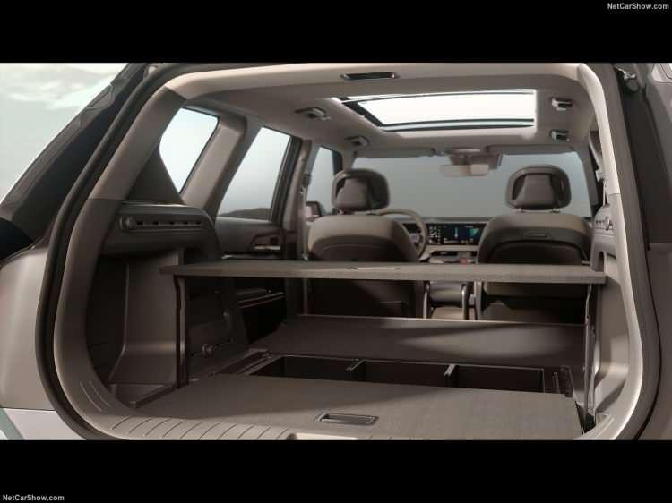 <p>Çift ekranlı düzenin hakim olduğu SUV modelde oldukça az tuşa yer verildiğini söylemek mümkün.</p>
