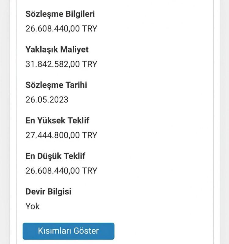 <p>Muhtar Mustafa Ercan, “4 buçuk yıldır benim görev yaptığım yere hiçbir şey yapılmadı. Sadece 14 tane su oluğu ve 4 tane de kamelya gönderdi. Gönderdiği kamelyalar da kurulduğu günün ertesi günü rüzgârdan uçtu. Geçen bir boru patladı. ASKİ’yi aradık bize, ‘4 tane eleman var nereye yetişelim’ diyor. Eleman yoksa eleman bulsunlar. Köyden adam topladık, malzemeyi aldık kendimiz yaptık. Kos koca ASKİ 4 tane adamla mı iş yapıyor biz anlamadık. Vatandaşın ulaşımına zam, ekmeğine zam, suyuna zam yaptı. Bunca zamma rağmen bir tane hizmeti yok.” şeklinde konuştu.</p>
