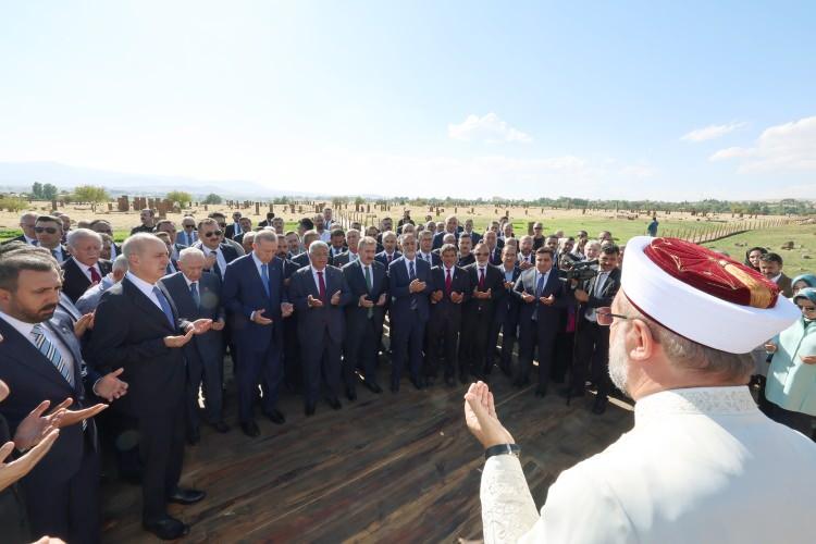 <p>Cumhurbaşkanı Recep Tayyip Erdoğan, Malazgirt Zaferi'nin 952'nci yıl dönümü dolayısıyla Ahlat'taki etkinlik alanını ziyaret etti.</p>
