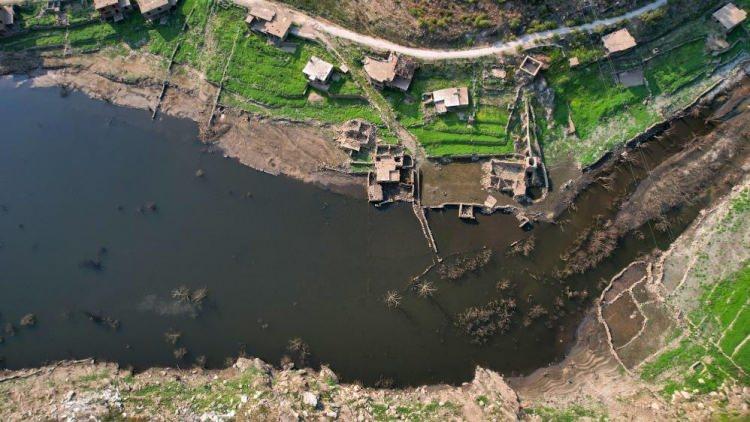 <p>Muğla'da 8 bin 300 dekar tarım arazisinin sulanmasını sağlayan Milas Derince Barajındaki su seviyesinin düşmesi ile birlikte, baraj kıyısında bulunan eski köyün yapıları gün yüzüne çıktı.</p>
