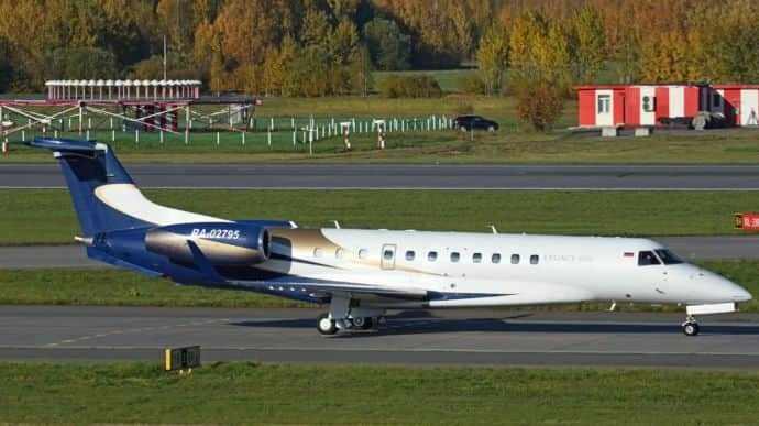 <p>Fligh0 saniyede uçağın irtifa kaybettiği ve 8 bin feet yükseklikten yere çakıldığı yazıldı.tradar24'ten Ian Petchenik, GMT saatiyle 15:19'da uçağın "aşağı doğru ani bir dikey hareket yaptığını" belirtti.</p>
<p> </p>