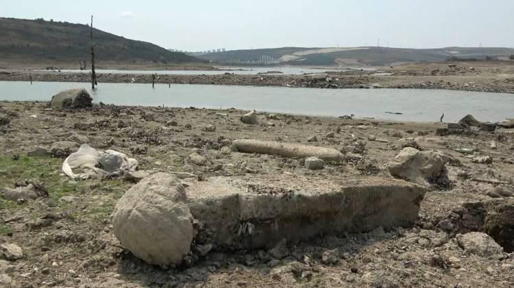 <p>Köyün eski yerleşkesinin su altında kalacağını bilen köy sakinleri, mezarlıkta bulunan cenazelerini başka mezarlıklara defin ederken bazı mezarlıklar ise bırakıldı. Yerleşkenin tamamen sular altında kalmasıyla birlikte 27 yıldır baraj olarak görünen noktanın altında eski Şamlar Köyü olduğu biliniyor.</p>
