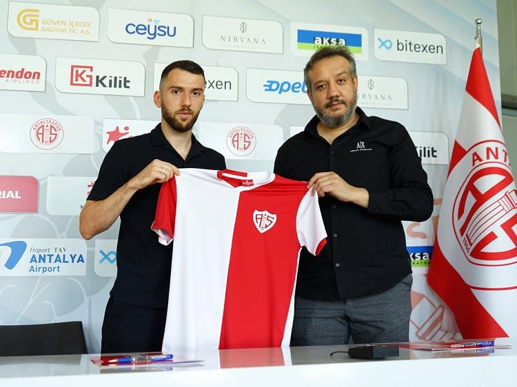 <p>Zymer Bytyqi (Sol kanat)<br />
<br />
Olympiakos > Antalyaspor</p>
