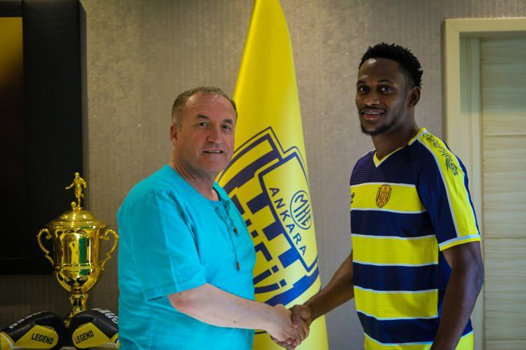 <p>Renaldo Cephas (Sol kanat)<br />
<br />
Shkupi > Ankaragücü</p>
