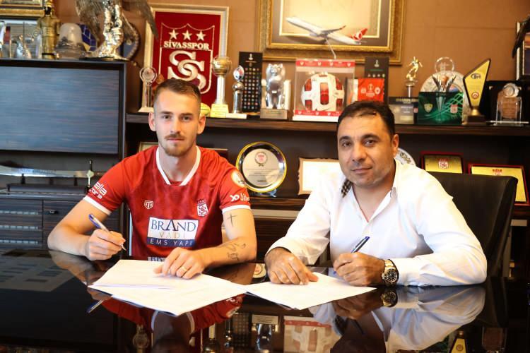 <p>Roman Kvet (Orta Saha)<br />
<br />
Viktoria Plzen > Sivasspor</p>

