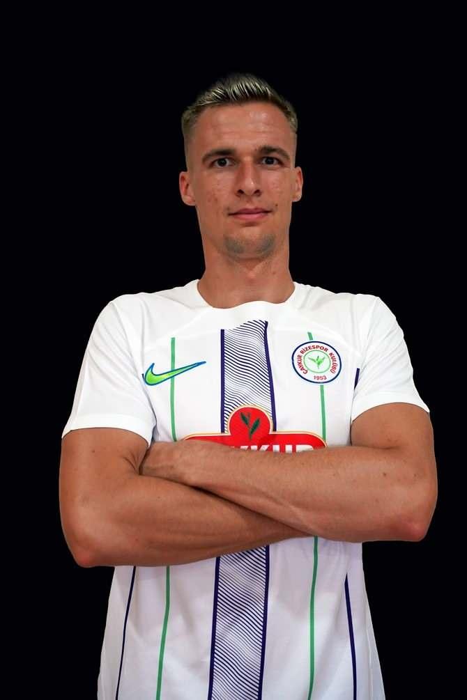 <p>Attila Mocsi (Stoper)<br />
<br />
Zalaegerszeg > Çaykur Rizespor</p>