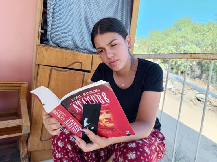<p>Kışın okuluna giden yazın ise ailesine yardım eden Ekici, YKS’den 490 puan alarak Tokat Gaziosman Paşa Üniversitesi Tıp Fakültesini kazandı. Büyük bir başarı örneği sergileyerek herkese örnek olan köyün hanımağası, hem ailesini hem de köyünü gururlandırdı.</p>