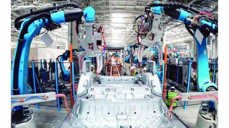 <p>MİLLİ GURUR TOGG BÖYLE ÜRETİLİYOR</p>
<p>Türkiye'nin Otomobili Togg'un üretim hattında 250 robot bulunuyor. Robotlar üç saniyede yeniden programlanabiliyor. Bu sayede üretim hattı her farklı model için kısa sürede adapte ediliyor ve zaman kaybının önüne geçiliyor. Zaman zaman Türkiye'de üretilmediği yönünde iddialar ortaya atılsa da Togg'un Gemlik'te fabrikasında günde 100 araçlık kapasiteye ulaşılmış durumda. Üretim en gelişmiş robotlarla yapılıyor.</p>